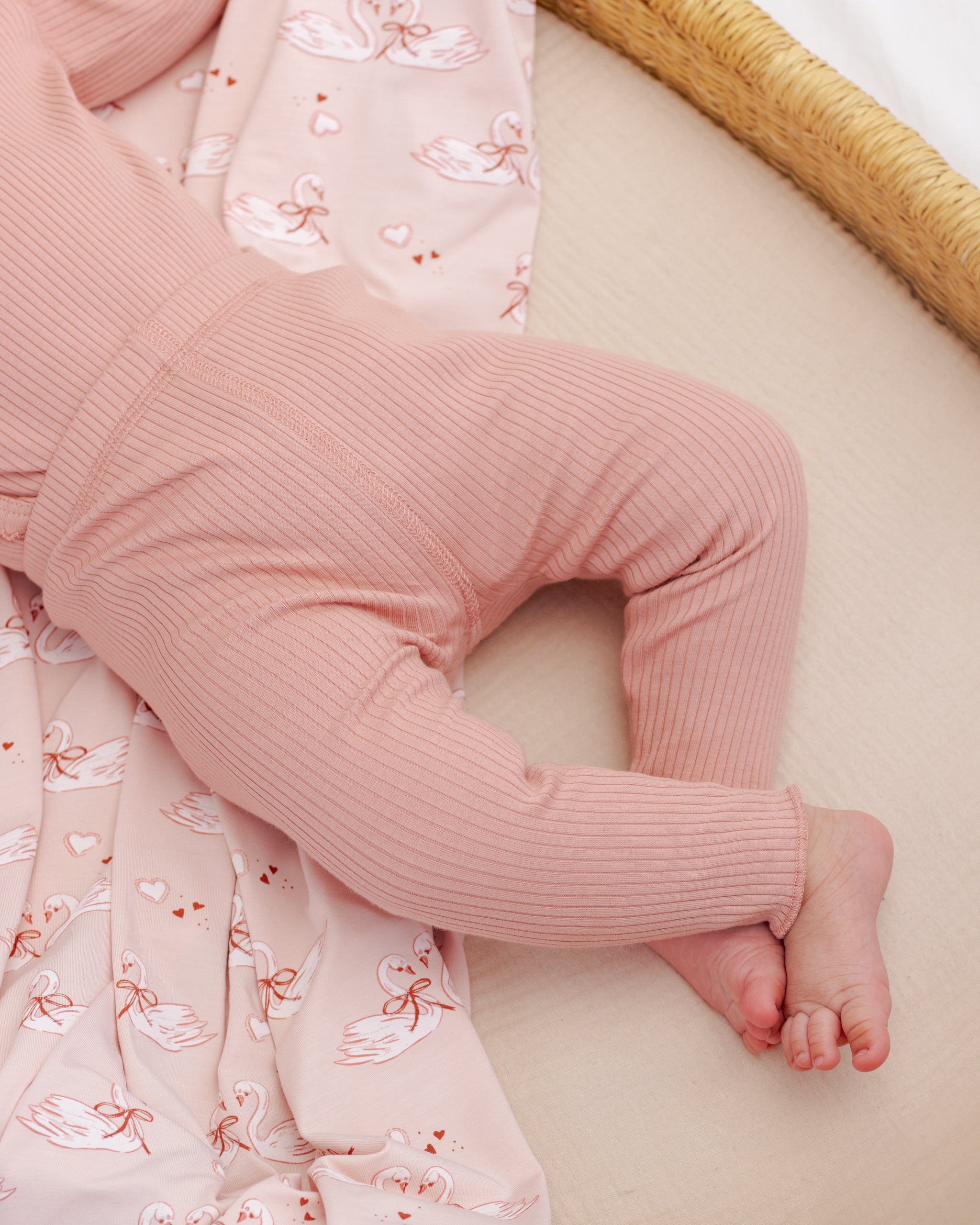 Quincy Mae Baby Pink Ribbed Leggings_ QM013CALW