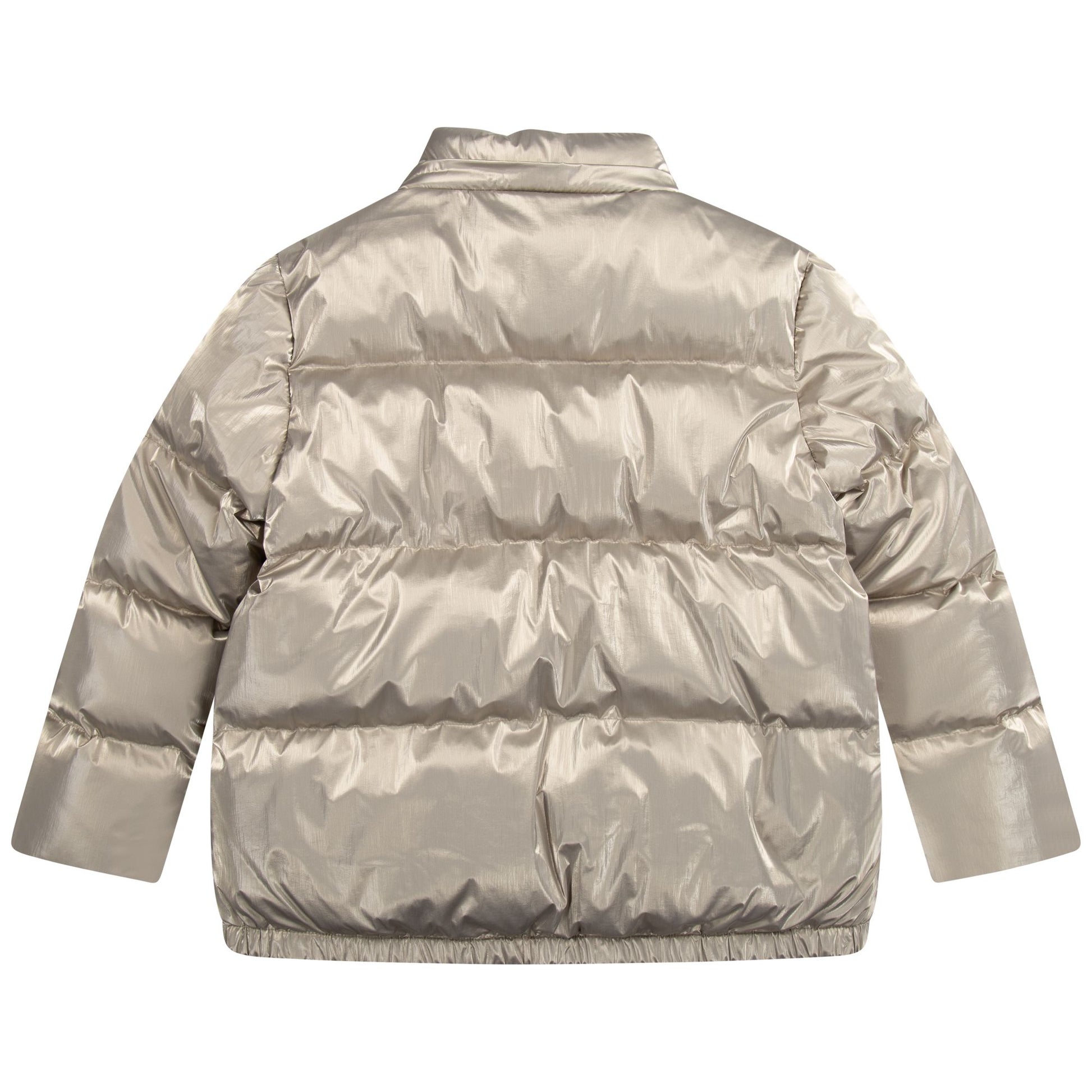 This mid-length winter warm puffer jacket from MICHAEL KORS has a modern shiny coating. An "MK" patch adorns the sleeve. This design, inspired by the adult line, fastens with a zipper and press studs. It also features a removable hood. Warm gold colour