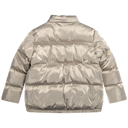 This mid-length winter warm puffer jacket from MICHAEL KORS has a modern shiny coating. An "MK" patch adorns the sleeve. This design, inspired by the adult line, fastens with a zipper and press studs. It also features a removable hood. Warm gold colour